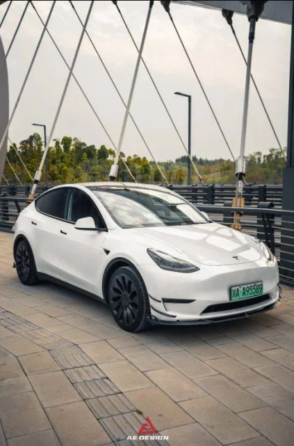картинка Сплиттер (губа) на передний бампер для Tesla Model Y магазин  StreetTuning 