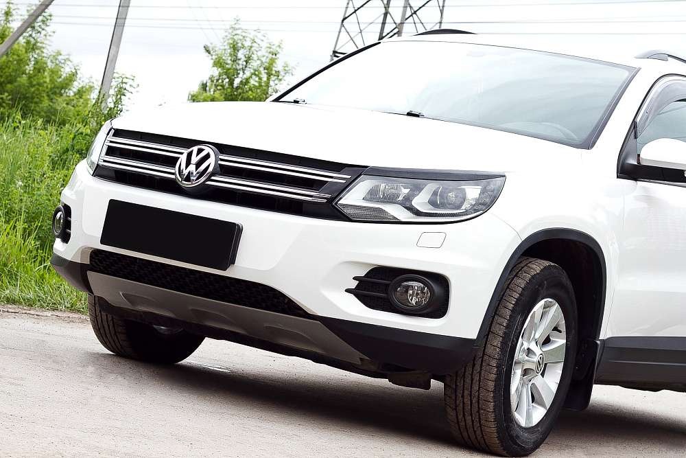 картинка Volkswagen  Tiguan 2011-2015 Накладки на передние фары (реснички) компл.-2 шт. от магазина  StreetTuning