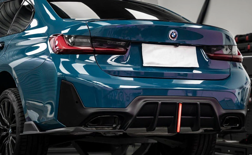картинка Диффузор на задний бампер для BMW G20 330i LCI, с стоп сигналом от магазина  StreetTuning