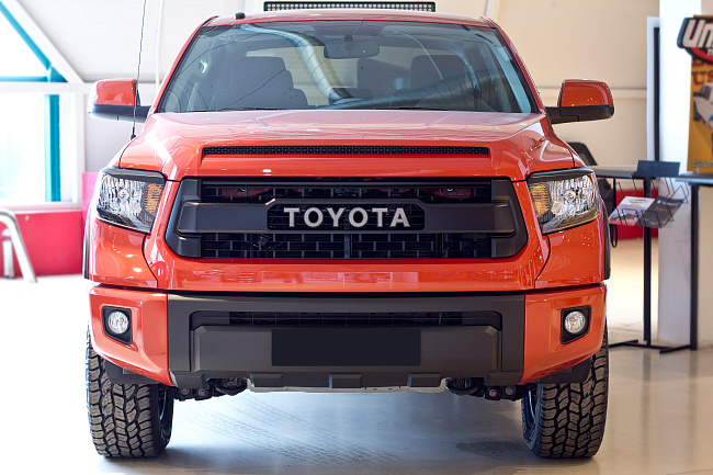 картинка Toyota Tundra 2013-н.в. Накладки на передние фары (реснички) компл.-2 шт. магазин  StreetTuning 