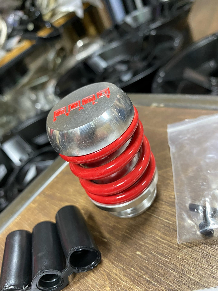 картинка Ручка КПП MOMO Springs красная в стиле койловера от магазина  StreetTuning
