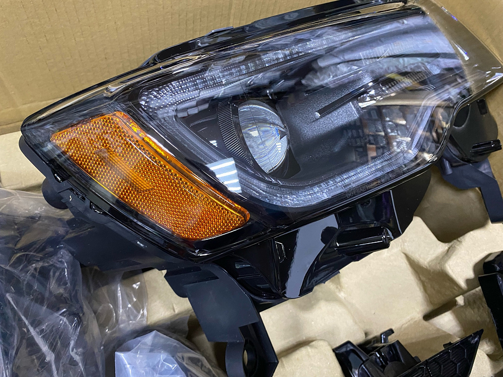 картинка Передние фары Vland для Jeep Grand Cherokee 2014-2022 Full Led от магазина  StreetTuning
