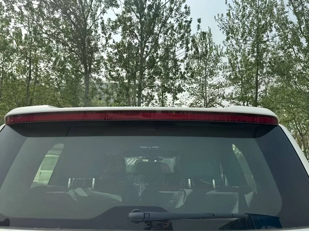 картинка Задний фонарь спойлер затемнённый для Toyota Land Cruiser LC300 22-23 от магазина  StreetTuning